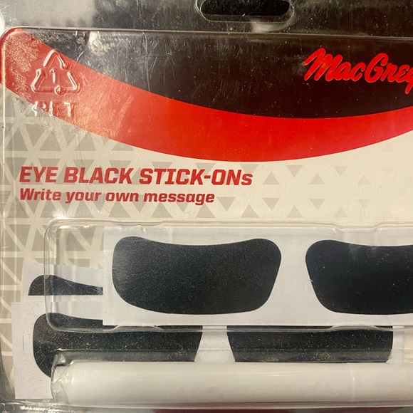 NWT….Wilson football includes pump and under eye patchs that you can write on - Picture 2 of 5